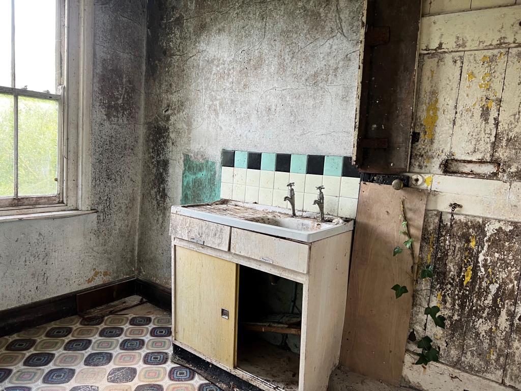 Lot: 102 - DETACHED BUNGALOW FOR UPDATING OR REPLACEMENT - Kitchen